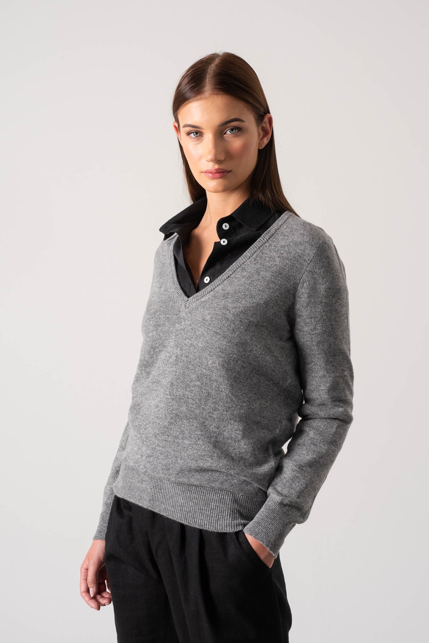 Essenza V-Neck Cashmere Sweater Mélange Grey Luxmii