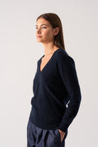 Essenza V-Neck Cashmere Sweater Navy Luxmii