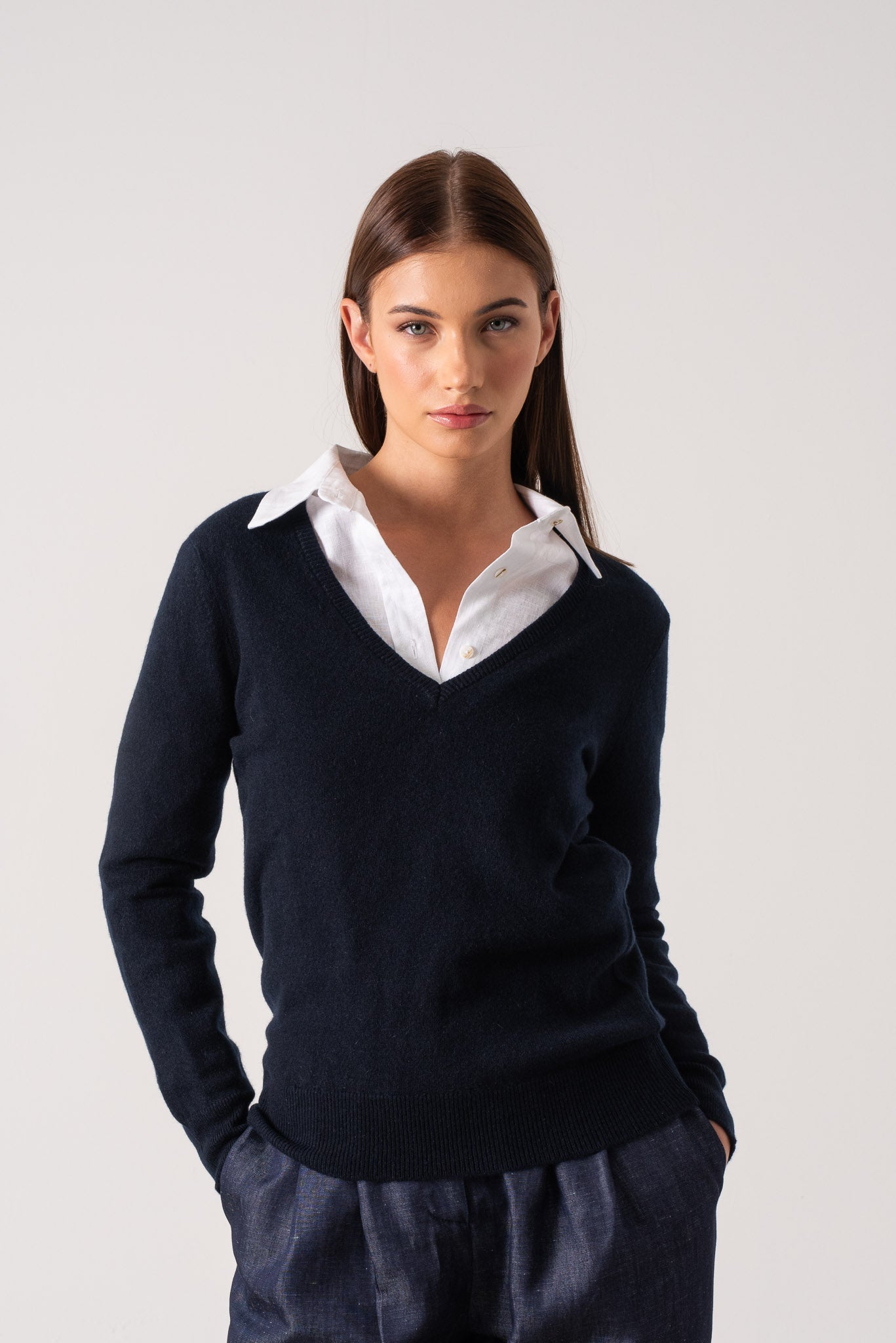 Essenza V-Neck Cashmere Sweater Navy Luxmii