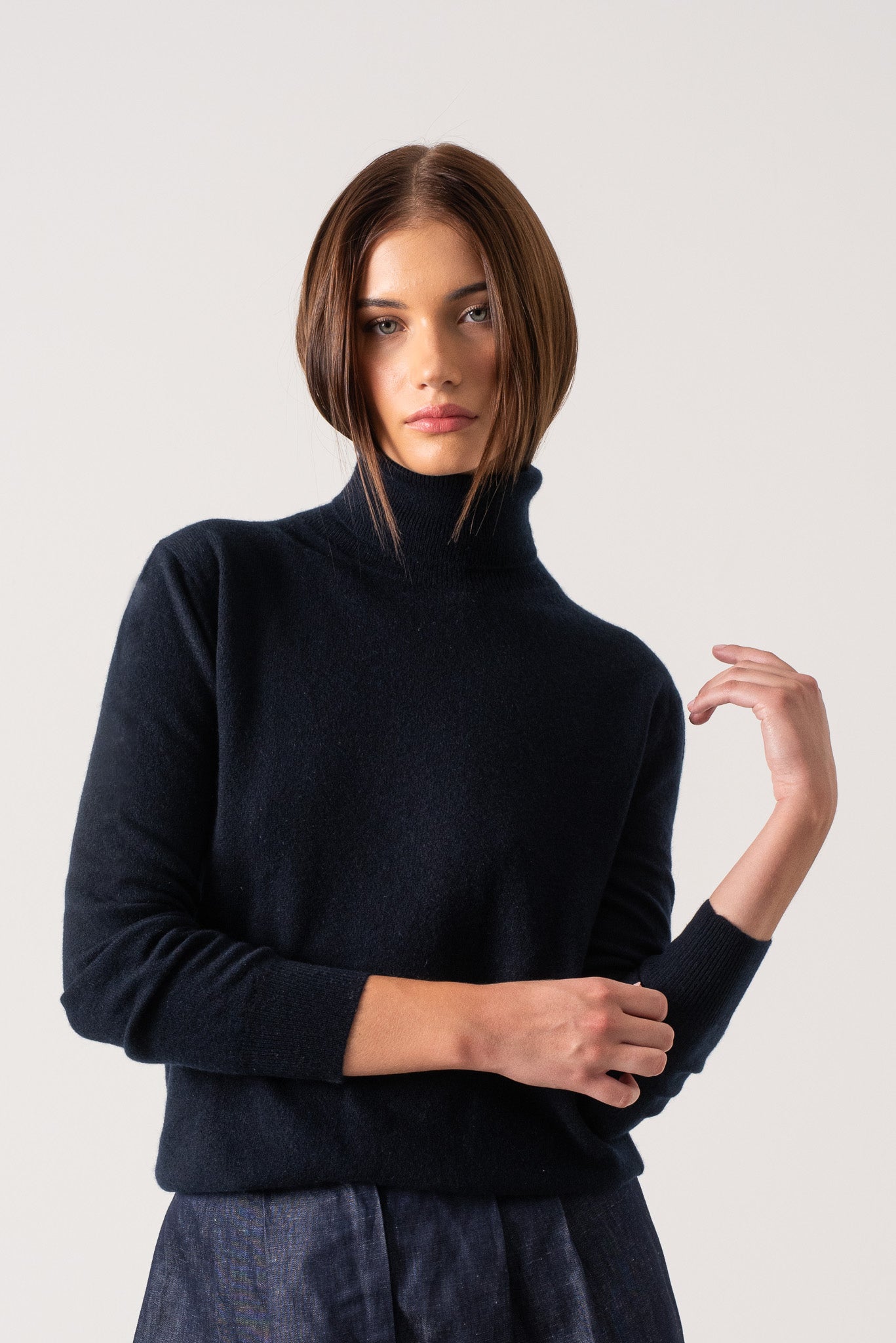 Ombra Cashmere Turtleneck Sweater Navy Luxmii